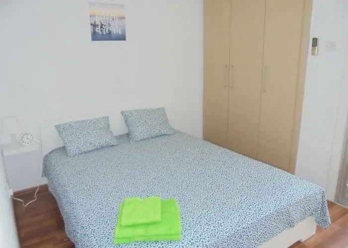 Delphi Court - Large 1 Bed -Sleeps 4, Near Sea/Beach - Free Wifi